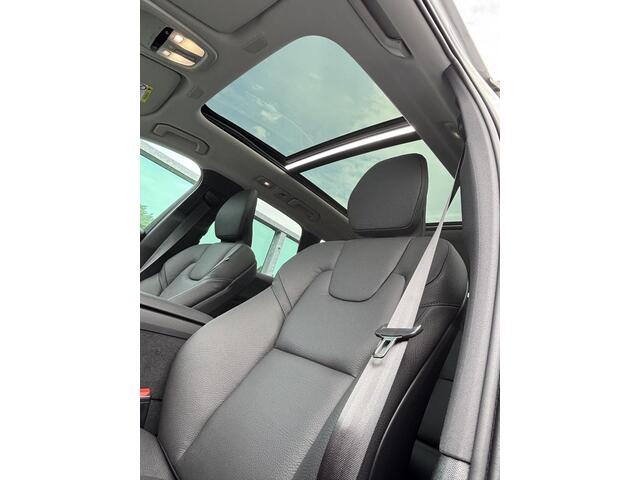 Volvo XC60 2.0 T6 Plug-in hybrid AWD Essential Edition Bright PHEV, Automaat, Panoramadak, Leder, Driver assist, Intellisafe, BLIS, Stoelverwarming, Stuurverwarming, Extra getinte ramen vanaf B-stijl