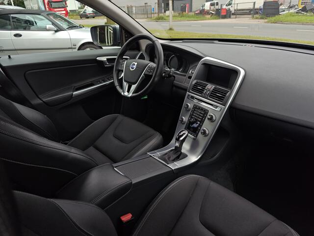Volvo XC60 T5 Momentum Classic | Rijklaarprijs | Trekhaak | Intellisafe Pro |