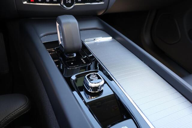 Volvo XC60 T8 Recharge AWD Plus Dark - LONG RANGE - Luchtvering - Panorama/schuifdak - IntelliSafe Assist & Surround - 360º Camera - Harman/Kardon audio - Adaptieve LED koplampen - Verwarmde voorstoelen, stuur & achterbank - Parkeersensoren voor & achter - Elektr. b