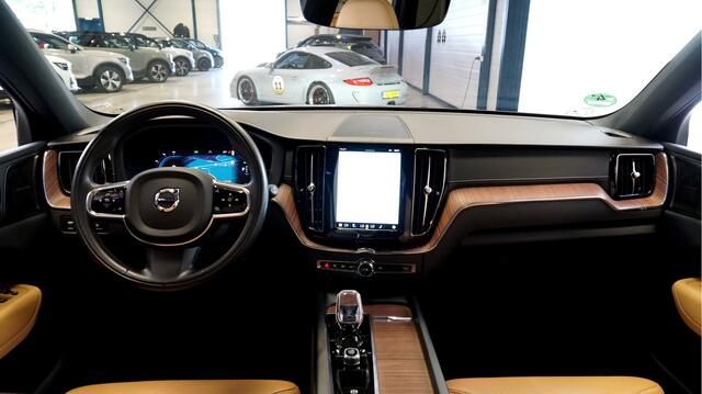 Volvo XC60 2.0 T6 AWD Long Range 293kW/399pk Aut8 Plus Bright STOELMASSAGE + PANORAMADAK + HARMAN/KARDON + PILOT ASSIST + GOOGLE MAPS&SERVICES + CAMERA + KEYLESS ENTRY&GO + LANE ASSIST + FULL LED + STOEL-&STUURVERWARMING + PARKSENSOREN + 20" LM-VELGEN!!