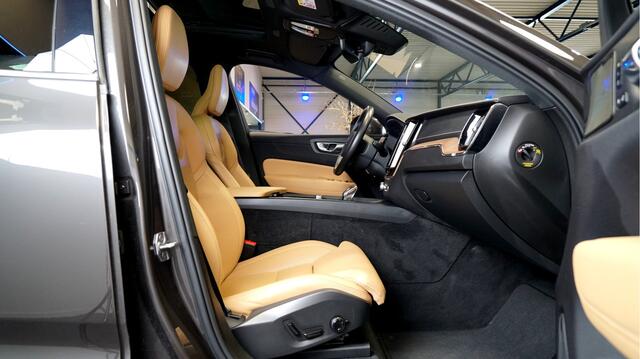 Volvo XC60 2.0 T6 AWD Long Range 293kW/399pk Aut8 Plus Bright STOELMASSAGE + PANORAMADAK + HARMAN/KARDON + PILOT ASSIST + GOOGLE MAPS&SERVICES + CAMERA + KEYLESS ENTRY&GO + LANE ASSIST + FULL LED + STOEL-&STUURVERWARMING + PARKSENSOREN + 20" LM-VELGEN!!