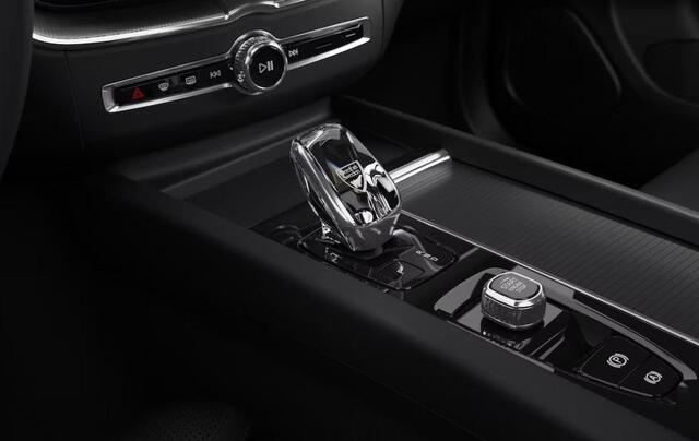 Volvo XC60 2.0 T8 Plug-in hybrid AWD Ultra Black Edition | Luchtvering | Bowers & Wilkins | Lounge | Stoel massage | Stoel koeling + verwarming |