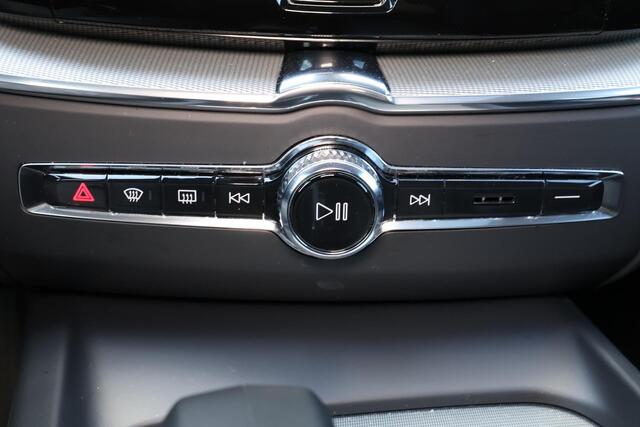 Volvo XC60 T6 Recharge AWD Core Bright - LONG RANGE - Panorama/schuifdak - IntelliSafe Assist & Surround - Adaptieve LED koplampen - Parkeercamera achter - Verwarmde voorstoelen, stuur & achterbank - Parkeersensoren voor & achter - Draadloze tel. lader - Standkachel