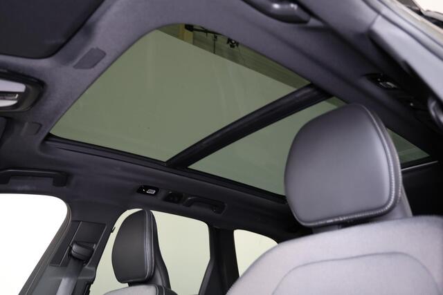 Volvo XC60 T6 Recharge AWD R-Design - LONG RANGE - Panorama/schuifdak - IntelliSafe Assist - Harman/Kardon audio - Adaptieve LED koplampen - Parkeercamera achter - Verwarmde voorstoelen, stuur & achterbank - Parkeersensoren voor & achter - Elektr. bedienb. voorstoel
