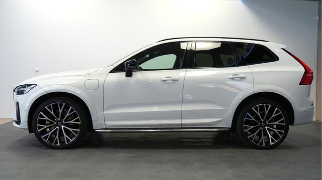 Volvo XC60 2.0 T6 AWD 293kW/399pk Aut8 Plug-in Hybrid Long Range R-Design LUCHTVERING + PANORAMADAK + HARMAN/KARDON + ADAPT.CRUISE + PILOT ASSIST + STOELVERARMING V&A + 360 CAMERA + LANE ASSIST + BLIS + GOOGLE NAVI + PD-GLASS + PARKSENSOREN V&A + 22" LM-VELGEN!!