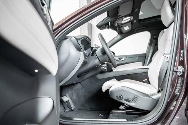 Volvo XC60 2.0 T6 Plug-in hybrid AWD Plus Dark | Nieuw model | Panoramadak | Head-up display | Longe range | Harman Kardon Premium Audio | 360° parkeercamera | Stoelverwarming | Parkeersensoren voor + achter | Google infotainment | Parkeerverwarming |