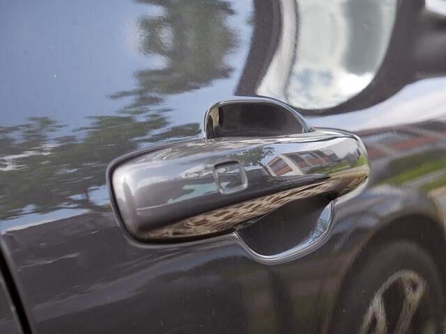 Volvo XC60 2.0 T8 Plug-in hybrid AWD Plus Dark (335kW/455PK) FULL OPTION (PANO / TREKH) ** 1e EIG - Ex VOLVO) ** INFORMEER OOK NAAR ONZE AANTREKKELIJKE FINANCIAL-LEASE TARIEVEN **