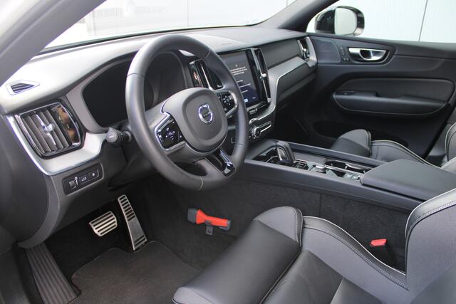 Volvo XC60 Recharge T6 AWD 350PK Automaat R-Design | Trekhaak | Long Range | H&K | ACC | Panoramadak | Google | 19"LMV |