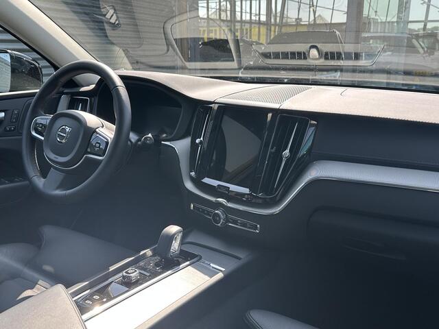 Volvo XC60 2.0 T6 Plug-in hybrid AWD Ultra Dark / Trekhaak / Pano. dak / 360 camera / Head-up display / Elek. verstelbare stoelen / Stuur + stoelverwarming / BLIS / Harman Kardon /
