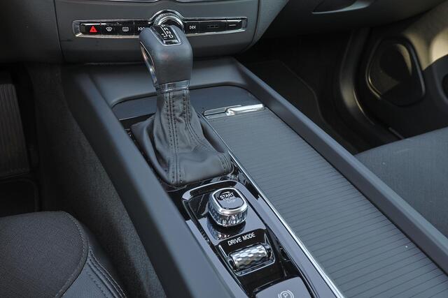 Volvo XC60 T5 Momentum - Verwarmbare voorstoelen - Elektrisch bedienbare achterklep - Parkeersensoren en camera achter - Cruise Control - Climate Control - Apple® CarPlay - Android Auto - Licht- & regensensor - 18' LMV - City Safety