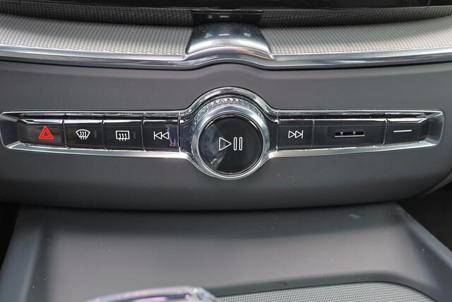 Volvo XC60 T6 Recharge AWD Plus Black Edition - LONG RANGE - Luchtvering - Panorama/schuifdak - IntelliSafe Assist & Surround - 360º Camera - Adaptieve LED koplampen - Verwarmde voorstoelen, stuur & achterbank - Parkeersensoren voor & achter - Elektr. bedienb. voors