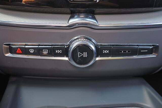 Volvo XC60 T6 Recharge AWD Ultimate Dark - Panorama/schuifdak - IntelliSafe Assist & Surround - 360º Camera - Harman/Kardon audio - Adaptieve LED koplampen - Verwarmde voorstoelen, stuur & achterbank - Parkeersensoren voor & achter - Elektr. bedienb. voorstoelen met