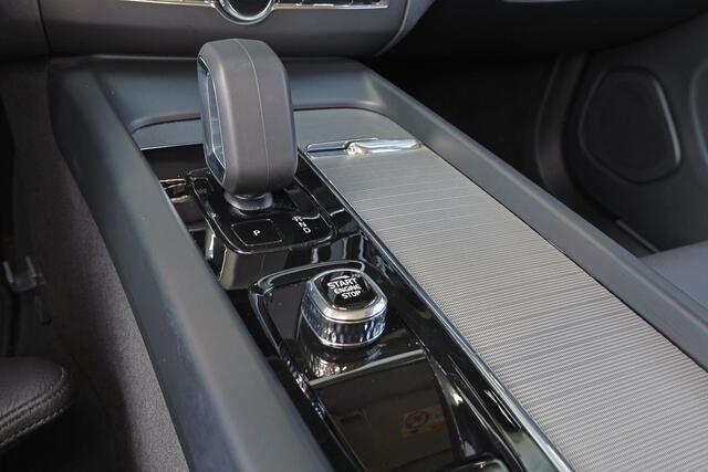 Volvo XC60 T6 Recharge AWD Ultimate Dark - Panorama/schuifdak - IntelliSafe Assist & Surround - 360º Camera - Harman/Kardon audio - Adaptieve LED koplampen - Verwarmde voorstoelen, stuur & achterbank - Parkeersensoren voor & achter - Elektr. bedienb. voorstoelen met