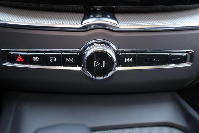 Volvo XC60 T6 Recharge AWD Plus Dark - LONG RANGE - Panorama/schuifdak - IntelliSafe Assist & Surround - 360º Camera - Harman/Kardon audio - Adaptieve LED koplampen - Verwarmde voorstoelen, stuur & achterbank - Parkeersensoren voor & achter - Elektr. bedienb. voorst