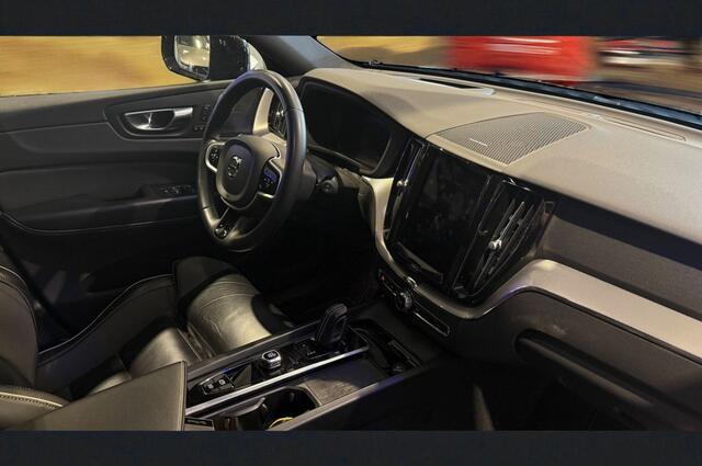 Volvo XC60 2.0 T6 AWD Long Range 293kW/399pk Aut8 Plus Dark PANORAMADAK + HARMAN/KARDON + PILOT ASSIST + GOOGLE DASH + CAMERA + KEYLESS ENTRY&GO + LANE ASSIST + EL.TREKHAAK + STOEL-&STUURVERWARMING + PARKSENSOREN V&A + 21" LM-VELGEN!!