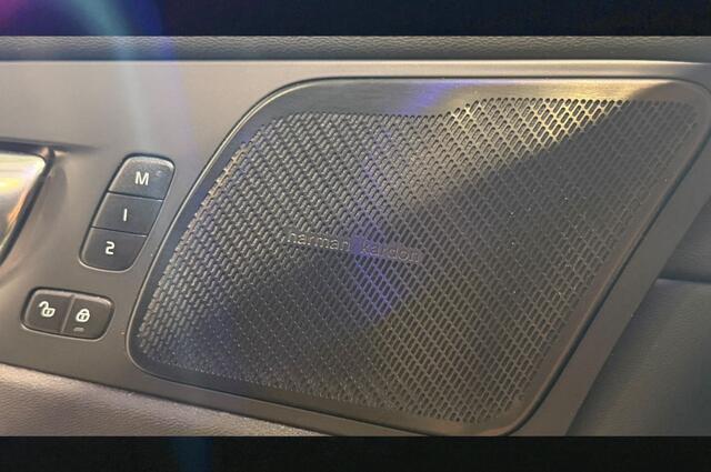 Volvo XC60 2.0 T6 AWD Long Range 293kW/399pk Aut8 Plus Dark PANORAMADAK + HARMAN/KARDON + PILOT ASSIST + GOOGLE DASH + CAMERA + KEYLESS ENTRY&GO + LANE ASSIST + EL.TREKHAAK + STOEL-&STUURVERWARMING + PARKSENSOREN V&A + 21" LM-VELGEN!!
