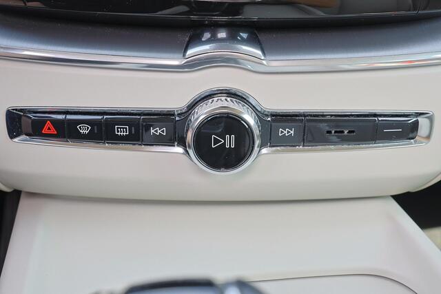 Volvo XC60 T5 Momentum - Parkeercamera achter - Parkeersensoren achter - Apple Carplay & Android Auto - High Performance audio - Cruise control - Elektr. inklapbare trekhaak - 19' LMV