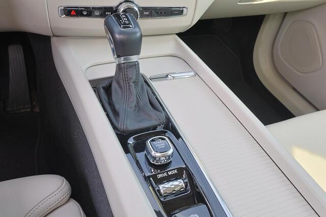 Volvo XC60 T5 Momentum - Parkeercamera achter - Parkeersensoren achter - Apple Carplay & Android Auto - High Performance audio - Cruise control - Elektr. inklapbare trekhaak - 19' LMV