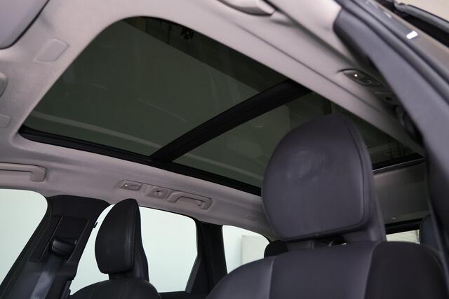 Volvo XC60 T6 Recharge AWD Plus Dark - Panorama/schuifdak - IntelliSafe Assist & Surround - 360º Camera - Verwarmde voorstoelen, stuur & achterbank - Parkeersensoren voor & achter - Elektr. bedienb. voorstoelen met geheugen - Draadloze tel. lader - Elektr. inklapbar