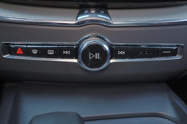 Volvo XC60 T6 Recharge AWD Plus Dark - Panorama/schuifdak - IntelliSafe Assist & Surround - 360º Camera - Verwarmde voorstoelen, stuur & achterbank - Parkeersensoren voor & achter - Elektr. bedienb. voorstoelen met geheugen - Draadloze tel. lader - Elektr. inklapbar