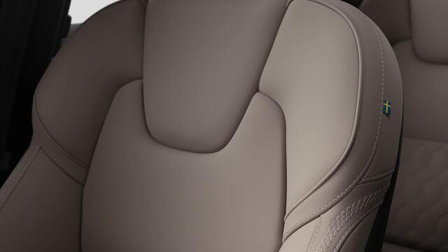 Volvo XC60 2.0 T6 Plug-in hybrid AWD Plus Bright | Verwacht Sept. 2025 | Schuif/Kantel Panoramadak | Head-Up Display | 360º Camera | Actieve Luchtvering | 20" Lichtmetalen Wielen