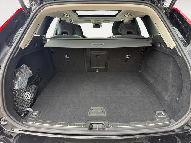 Volvo XC60 2.0 T6 Plug-in hybrid AWD Ultra Dark | Harman/Kardon Audio | Panoramadak | Trekhaak | Stoelverwarming |