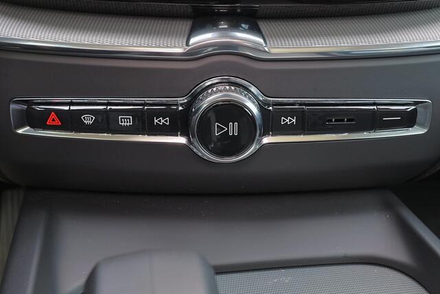 Volvo XC60 T8 Recharge AWD Plus Bright - Panorama/schuifdak - IntelliSafe Assist & Surround - Harman/Kardon audio - Adaptieve LED koplampen - Parkeercamera achter - Verwarmde voorstoelen, stuur & achterbank - Parkeersensoren voor & achter - Elektr. bedienb. voorstoe