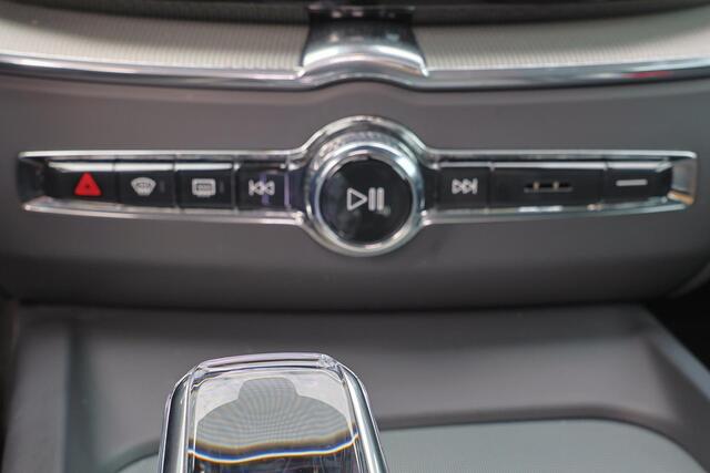 Volvo XC60 T6 Recharge AWD Plus Dark - LONG RANGE - Panorama/schuifdak - IntelliSafe Assist & Surround - 360º Camera - Harman/Kardon audio - Adaptieve LED koplampen - Verwarmde voorstoelen, stuur & achterbank - Parkeersensoren voor & achter - Elektr. bedienb. voorst