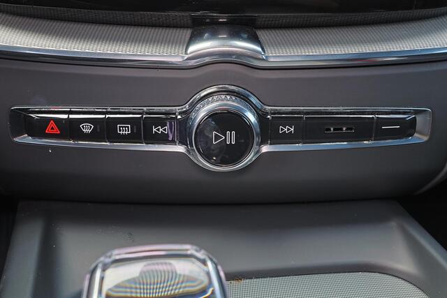 Volvo XC60 T6 Recharge AWD Plus Black Edition - LONG RANGE - Luchtvering - Panorama/schuifdak - IntelliSafe Assist & Surround - 360º Camera - Bowers & Wilkins audio - Adaptieve LED koplampen - Verwarmde voorstoelen, stuur & achterbank - Parkeersensoren voor & achter