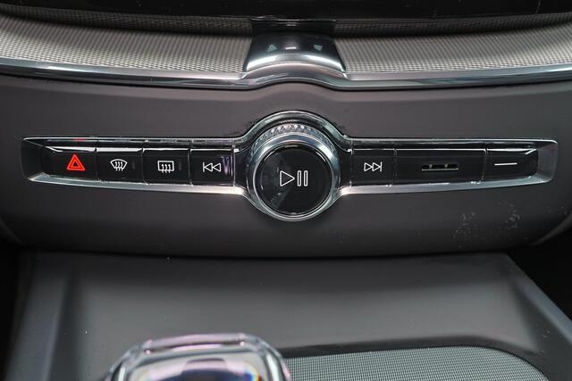 Volvo XC60 T6 Recharge AWD Plus Black Edition - LONG RANGE - Luchtvering - Panorama/schuifdak - IntelliSafe Assist & Surround - 360º Camera - Adaptieve LED koplampen - Verwarmde voorstoelen, stuur & achterbank - Parkeersensoren voor & achter - Elektr. bedienb. voors