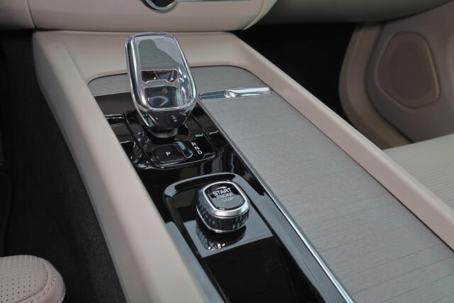 Volvo XC60 T6 Plug-in hybrid AWD Plus Bright - LONG RANGE - Panorama/schuifdak - IntelliSafe Assist & Surround - Nappaleder - Stoelverwarming / -ventilatie - Parkeercamera achter - Parkeersensoren voor & achter - Elektr. bedienb. voorstoelen met geheugen - Draadloze