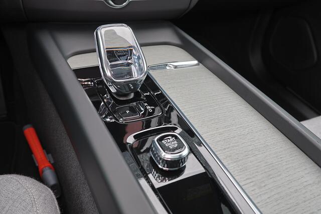 Volvo XC60 T8 Recharge AWD Ultra Dark - Luchtvering - Panorama/schuifdak - IntelliSafe Assist & Surround - 360º Camera - Adaptieve LED koplampen - Verwarmde voorstoelen, stuur & achterbank - Parkeersensoren voor & achter - Elektr. bedienb. voorstoelen met geheugen -