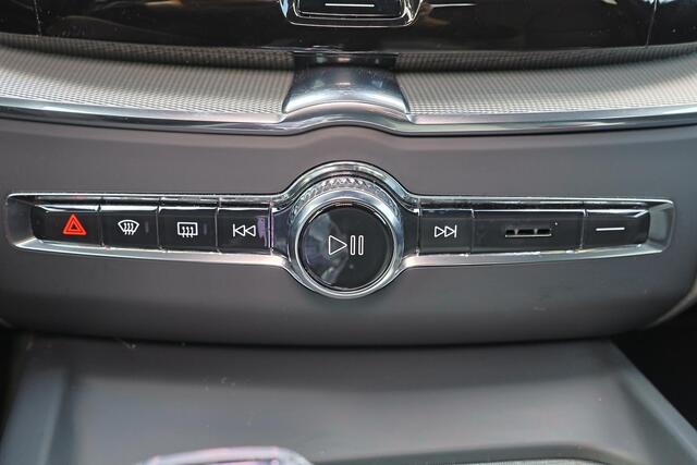 Volvo XC60 T8 Recharge AWD Ultra Black Edition - LONG RANGE - Luchtvering - Panorama/schuifdak - IntelliSafe Assist & Surround - 360º Camera - Adaptieve LED koplampen - Verwarmde voorstoelen, stuur & achterbank - Parkeersensoren voor & achter - Elektr. bedienb. voor