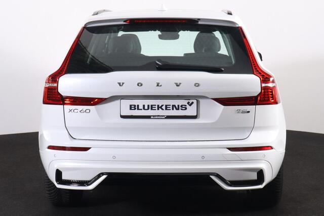 Volvo XC60 T6 Recharge AWD Plus Dark - Panorama/schuifdak - IntelliSafe Assist & Surround - 360º Camera - Verwarmde voorstoelen, stuur & achterbank - Parkeersensoren voor & achter - Elektr. bedienb. voorstoelen met geheugen - Draadloze tel. lader - Elektr. inklapbar