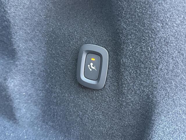 Volvo XC60 2.0 T6 Plug-in hybrid AWD Plus Dark 360 camera / elektrische stoelen / memory / trekhaak / Panorama dak / stoel- en stuurverwarming / leer