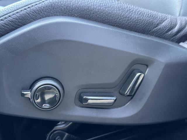 Volvo XC60 2.0 T6 Plug-in hybrid AWD Plus Dark 360 camera / elektrische stoelen / memory / trekhaak / Panorama dak / stoel- en stuurverwarming / leer