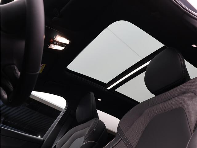 Volvo XC60 2.0 T6 Plug-in hybrid AWD Plus Black Edition / Panoramadak / Elektrische Stoelen / Harman Kardon / Stoel+Stuurverwarming / Getint Glas / BLIS / Keyless /