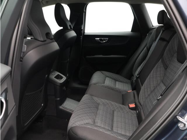 Volvo XC60 2.0 T6 Plug-in hybrid AWD Essential / Adaptive Cruise / Stoel+Stuurverwarming / 19" Wielen / All-Seasonbanden / BLIS / Pilot Assist / Parkeersensoren Voor+Achter /