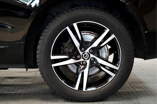 Volvo XC60 2.0 T6 AWD LONG RANGE 293kW/399pk Aut8 Plug-in hybrid Plus Dark PANORAMADAK + EL.TREKHAAK + ADAPT.CRUISE + PILOT ASSIST + CAMERA + STOEL-&STUURVERWARMING + GOOGLE DASH&SERVICES + LANE ASSIST + PARKSENSOREN + 19" LM-VELGEN!!