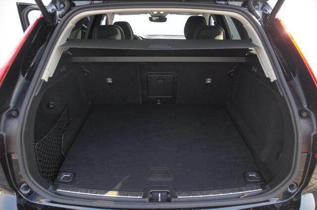 Volvo XC60 T6 350PK Automaat AWD Plus Dark / Adaptieve cruise control / Parkeersensoren met 360 camera / Stoel - en stuurwielverwarming / Elektrische stoelen met geheugen / Getint glas / Apple carplay / Keyless entry / Elektrische achterklep