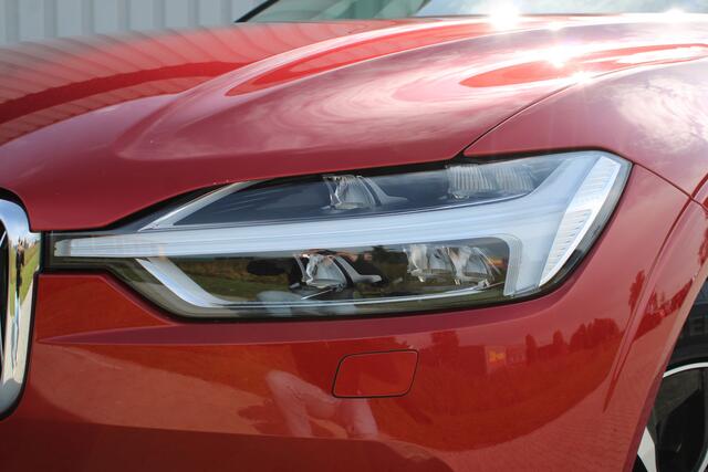 Volvo XC60 2.0 Recharge T6 AWD R-Design | Incl. 12 maanden garantie | Cruise control | Climate control | Apple carplay/Android auto | Uitklapbare trekhaak | Schuif/kantel dak | Parkeercamera | Stoel/stuurverwarming |