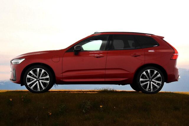 Volvo XC60 2.0 T8 AWD Recharge LONG RANGE 335kW/455pk Aut8 Ultimate Dark LUCHTVERING + HARMAN/KARDON + PANORAMADAK + EL.TREKHAAK + STOELMASSAGE + STOELVERWARMING&-VENTILATIE + 360 CAMERA + KEYLESS + PARKSENSOREN + 21" LM-VELGEN!!