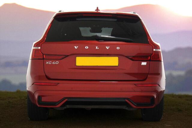 Volvo XC60 2.0 T8 AWD Recharge LONG RANGE 335kW/455pk Aut8 Ultimate Dark LUCHTVERING + HARMAN/KARDON + PANORAMADAK + EL.TREKHAAK + STOELMASSAGE + STOELVERWARMING&-VENTILATIE + 360 CAMERA + KEYLESS + PARKSENSOREN + 21" LM-VELGEN!!