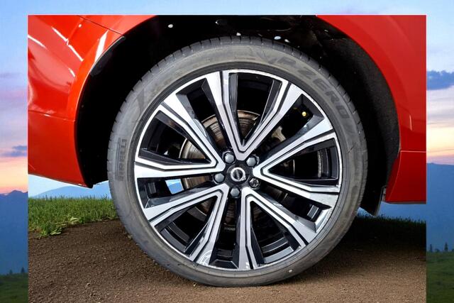 Volvo XC60 2.0 T8 AWD Recharge LONG RANGE 335kW/455pk Aut8 Ultimate Dark LUCHTVERING + HARMAN/KARDON + PANORAMADAK + EL.TREKHAAK + STOELMASSAGE + STOELVERWARMING&-VENTILATIE + 360 CAMERA + KEYLESS + PARKSENSOREN + 21" LM-VELGEN!!