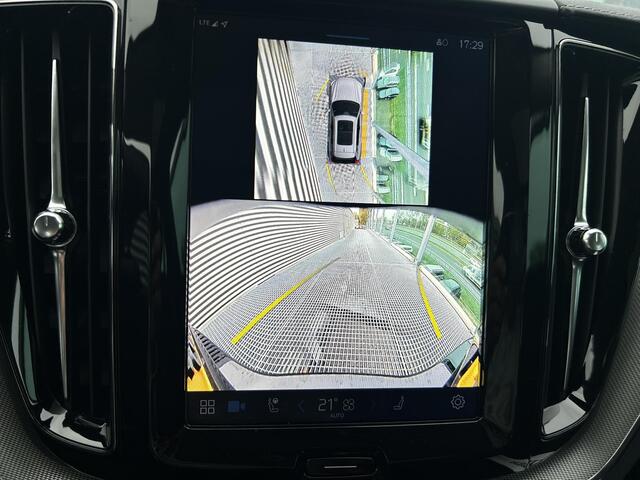 Volvo XC60 2.0 T6 Plug-in hybrid AWD Ultra Dark Panorama dak, 360Gr Parkeer Camera, Verwarmde stoelen+Stuur, Harman-Kardon Premium Sound, Electr. verstelbare voorstoelen, Trekhaak semi electrisch