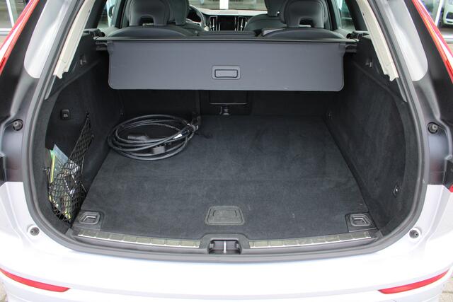 Volvo XC60 2.0 T6 Plug-in hybrid AWD Plus Dark | Schuif/kanteldak | El. Trekhaak | 360 Camera | Verw. Voorstoelen & stuurwiel