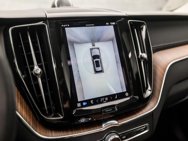 Volvo XC60 2.0 T8 Plug-in hybrid AWD Ultimate Dark 455Pk (LUCHTVERING, PANORAMADAK, BOWERS & WILKINS AUDIO, SURROUND CAMERA, STOELVERWARMING EN VENTILATIE, KEYLESS ENTRY, HEAD-UP DISPLAY, TREKHAAK ELEKTRISCH, NIEUWSTAAT)