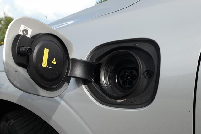 Volvo XC60 2.0 T6 Plug-in hybrid AWD Plus Dark | Trekhaak | Panoramadak |