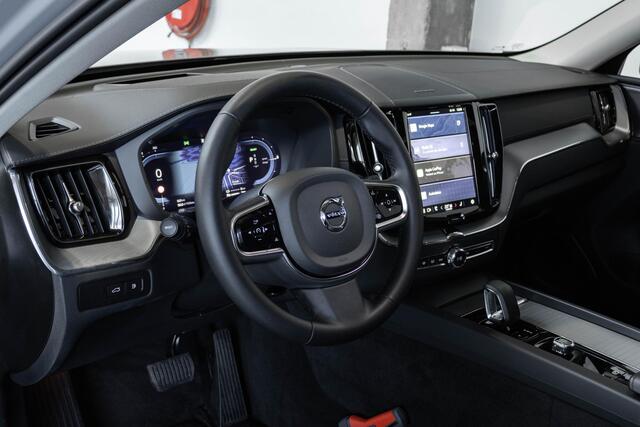 Volvo XC60 T6 Plug-in hybrid AWD Ultra Dark | Verwarmde Voorstoelen, Stuurwiel en Achterbank | Panoramisch Schuif-/Kanteldak | Semi- Elektrische Trekhaak | Harman Kardon Premium Audio | 360-Camera | Adaptieve Cruise Control | Draadloze Telefoonlader