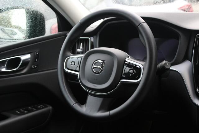 Volvo XC60 B5 Plus Dark | Incl. 12 maanden garantie | Trekhaak | Cruise Control | Verwarmde stoelen | Verwarmd stuurwiel | Apple Carplay/Android Auto | Elektrisch verstelbare voorstoelen | Elektrisch bedienbare achterklep | Lichtmetalen velgen | Bluetooth | DAB